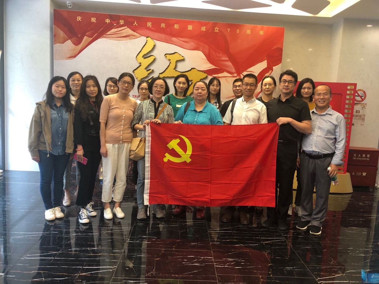 师生党员聆听党史课《而立之年的毛泽东》.jpg