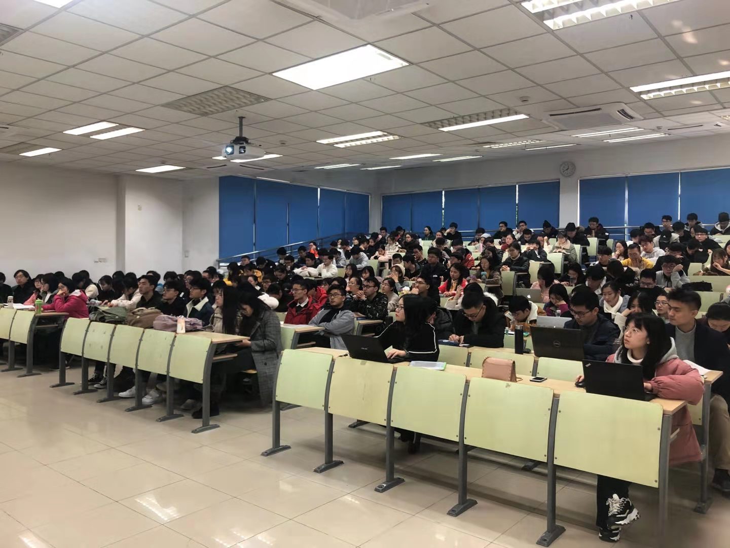 6同学们认真聆听分享内容.jpg